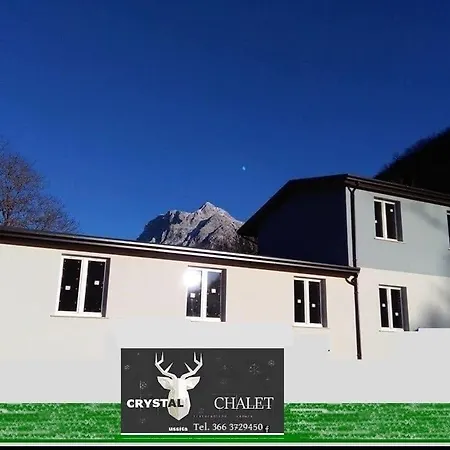 Crystal Chalet מלון