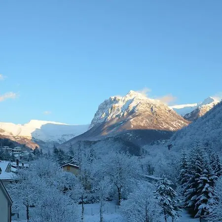 Crystal Chalet Отель Ussita